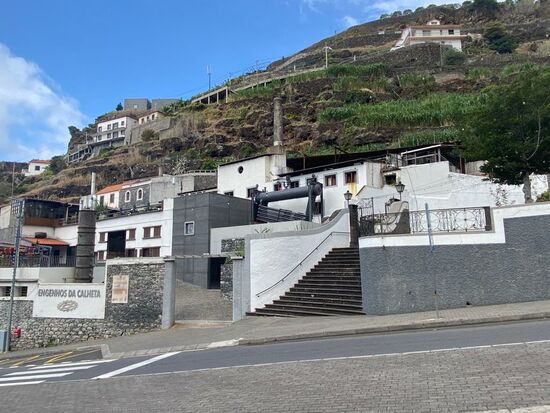 Gegen 10.30 Uhr starten wir mit unserem gesamten Gepäck wieder über die Berge nach „Calheta“—das soll ein sehr schöner Ort sein. Als erstes entdecken wir die Zuckerrohrfabrik-bzw -mühle. Jedes Jahr im Frühjahr findet in Calheta die Zuckerrohrernte statt.