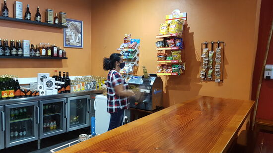 Hier bekommen wir frisch gepressten Zuckerrohrsaft mit Zitrone