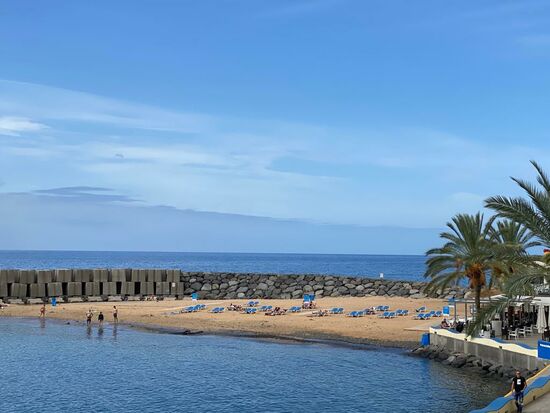 Der Strand von Calheta —da sich hier der einzige Sandstrand befindet, ist dieser Ort ideal für Familienurlaube