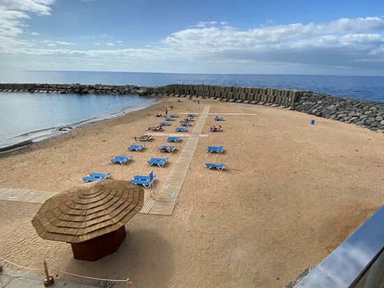 Der Sand für den Strand  wurde von der Sahara eingeschifft und künstlich angelegt