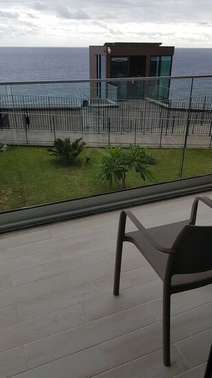 Unser Balkon: Mit dem Fahrstuhl fährt man runter zum Meer