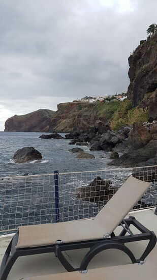 Es gibt mehrere Etagen mit Liegeplattformen und Möglichkeiten ins Wasser zu gehen
