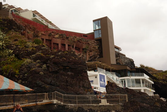 Das testen wir gleich mal und fahren runter. Zum Hotel gehört sogar eine Tauchschule-außerdem mehrere Restaurants