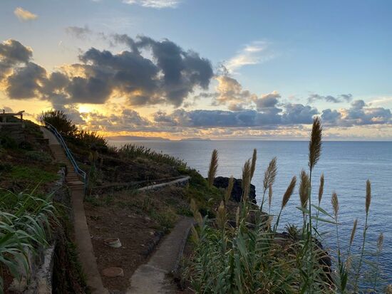 Thomas steht früh  auf um den Sonnenaufgang nahe des Hotels zu fotografieren