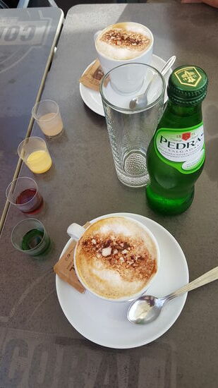 Wir trinken einen Kaffee und bekommen dazu eine Schnapsprobe des „Ginja“