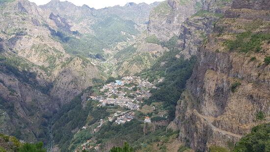Blick vom " Pico do Serrado" in das Nonnental-hier erkennt man, wie isoliert dieser kleinen Ort ist