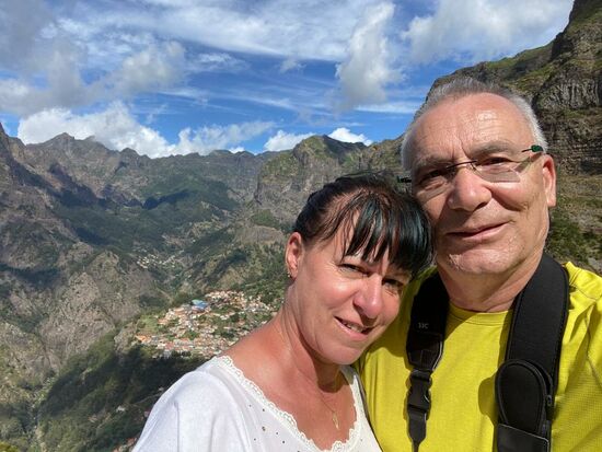 Wir fahren mit dem Auto auf den 1095m hohen Pass-