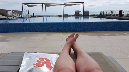 Nachmittags besuchen wir mal den schönen Hotelpool...ich habe meine “Armani”-Handtasche dabei....