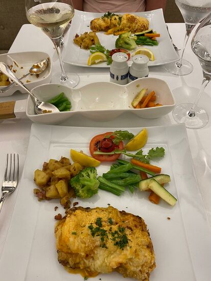 Als Hauptgericht wählen wir den Degenfisch belegt mit Scampi und Tranchen vom Lobster