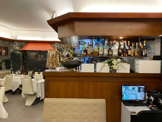 Das Inhaber-Ehepaar betreut ganz allein die Gäste. Er kocht und begrüßt jeden Gast persönlich. Dafür kommt er extra aus der Küche, in die man auch schauen kann und zeigt in einem Kühlwagen die frisch gefangenen Fische