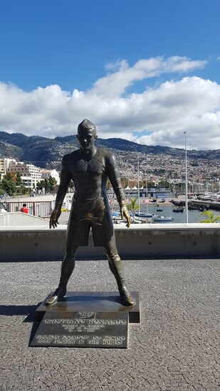 Der Bronze-Ronaldo vor seinem Geschäft...