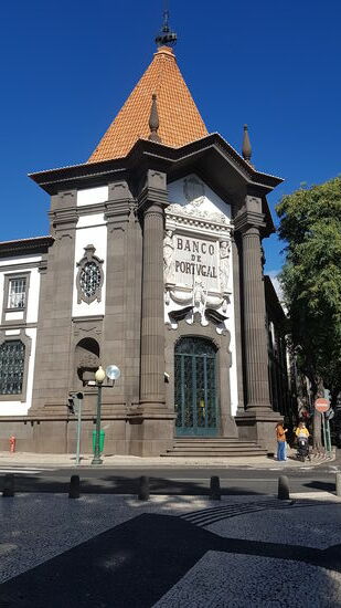 Eine Bank in der Fußgängerzone