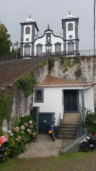Danach fahren wir erneut nach Funchal. Diesmal hinauf bis nach Monte