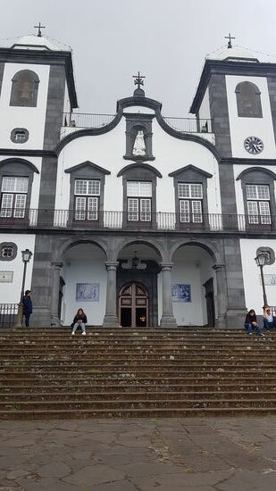 Bis zur Wallfahrtskirche „Nossa Senhora do Monte“
Die Fahrt hier hinauf kostet mich viele Schweißperlen—SO enge Straßen und SOOO steil!! Meine Hände sind klatschnass