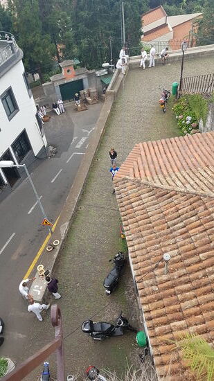 Einige vertreiben sich die Zeit mit Kartenspielen