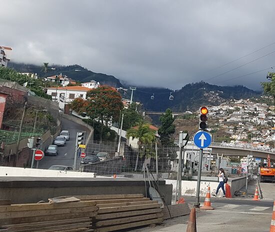 Es geht zurück nach Caniço-zum Hotel—hier sieht man die Gondeln, die zu den botanischen Gärten hinauf fahren
