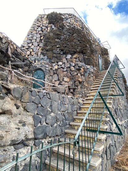 Nun besuchen wir den kleinsten Staat der Welt:
„Pontinha“ ist eine Mikronation von etwa 178 m2 Grundfläche auf der Felsformation des ehemaligen Forte de São José,