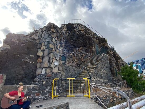 Leider ist es geschlossen und wir können nicht die 4 Bewohner besuchen, die eigentlich hier leben. Lediglich eine einsame Gitarrenspielerin klimpert hier vor sich hin