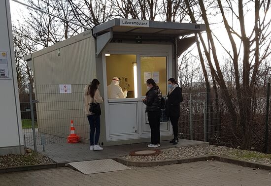 Für 59 Euro bekommt man hier den Test für die Einreise auf die kanarischen Inseln. Ja- direkt hier an der Bude: Mund auf, Stäbchen rein, 20 Minuten warten, bezahlen und in spätestens 24 Stunden ist das Ergebnis da.
Wir waren um 17.30 Uhr hier und am nächsten Tag um 7 Uhr früh war das Ergebnis da.