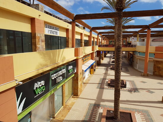 Die ist sehr leer, fast alle Läden sind verlassen