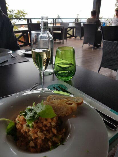 Am späten Nachmittag sind wir zurück und können noch das Mittagsmenü im Hotel genießen. Hier die Vorspeise: Lachstatar