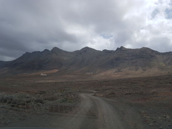Dort hinten sehen wir schon die „Villa Winter“—sie wirkt ohne Sonnenlicht düster