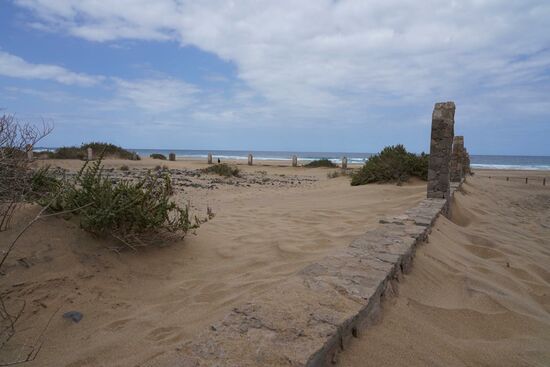 Wir gehen Richtung Wasser um den kleinen Friedhof anzuschauen, der an einem der schönsten unberührtesten Strände Fuertes liegt