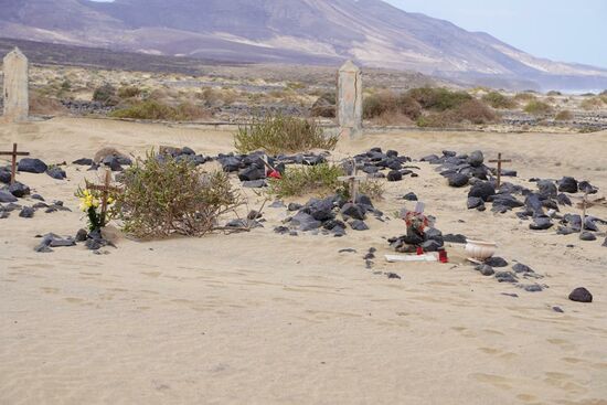 Vom starken Wind sind die Gräber zugeweht und schauen nur teilweise heraus, was dem ganzen noch mehr Mystik verleiht.