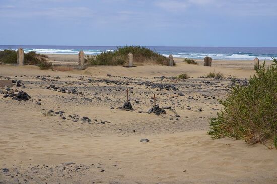 Die Bewohner des Dorfes „Cofete“ haben hier ihre Verstorbenen begraben. Extra nah am Meer, damit die Seelen der Toten über den Atlantik schwimmen konnten. Gerüchten zufolge sollen hier auch deutsche Offiziere begraben sein. Dies hängt mit der Villa Winter zusammen