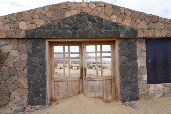 Vor den Türen zum Friedhof türmen sich die Sandberge, sodass diese kaum zu öffnen sind