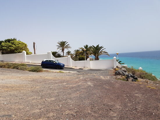 Auch hier—hinter der weißen Mauer ein leeres Hotel mit direktem Zugang zum schönen Strand