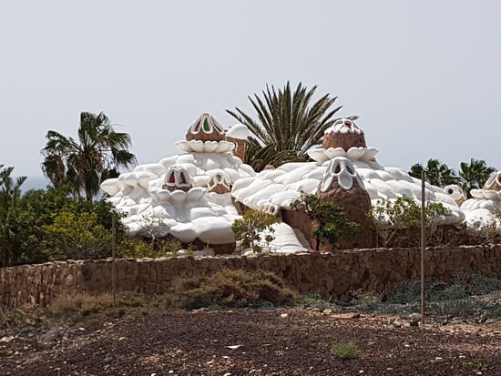 Das Haus ist privat und abgesperrt—wir können aber einmal herum laufen