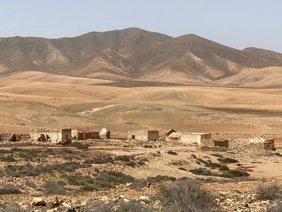 Vorbei an einem verlassenen Dorf