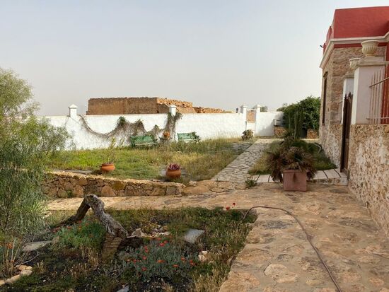 Das Anwesen im ländliche Stil steht im Kontrast zur trockenen Landschaft und zu den unendlichen Weiten Fuerteventuras steht