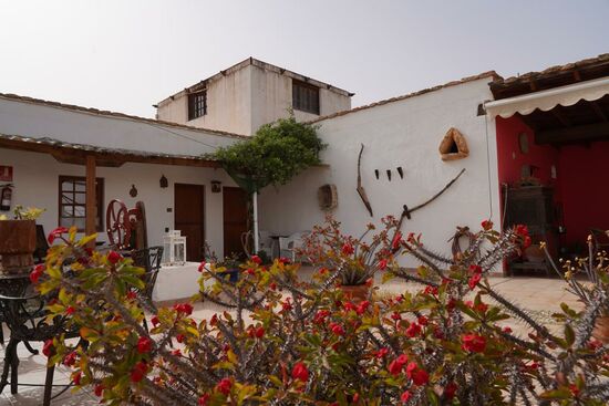 Das Anwesen wurde vor ca 20 Jahren renoviert und als Landhotel eröffnet, dabei wurde viel Wert darauf gelegt,  die Originalarchitektur des historischen Anwesens  zu erhalten