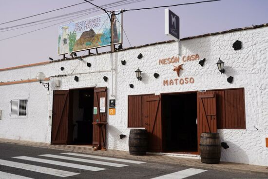 Gegen 17 Uhr fahren wir nach Antigua um zu Abend zu essen. Wir sind auch hier die einzigen Gäste und dürfen aber draußen sitzen und essen.