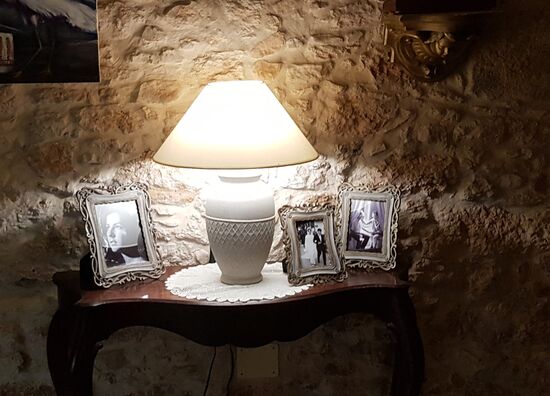 Links ist die Mutter von Malole—rechts das Hochzeitsfoto: Papa war 29 und Mama 19 Jahre jung
Ganz rechts ist das Paar Jahre später auf dem Himmelbett in unserem Zimmer