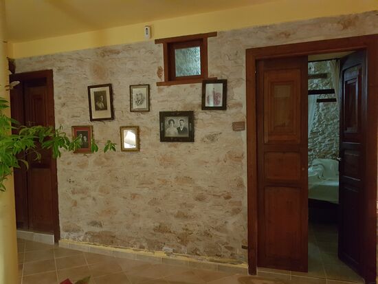 Die Ahnengalerie , rechts und links davon sind Zimmer