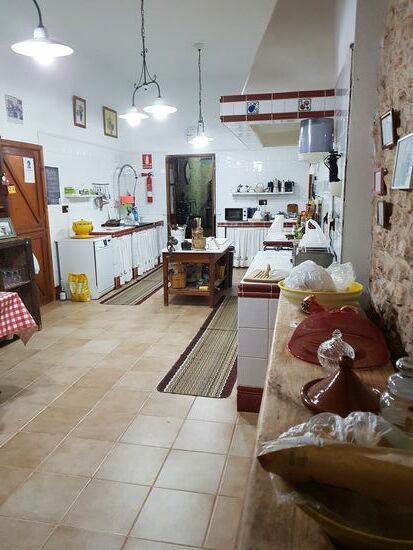 Die Küche—hier ist ein kommen und gehen. Auch wir haben uns nach dem Essen noch Brot, Schinken und Käse für morgen früh eingekauft