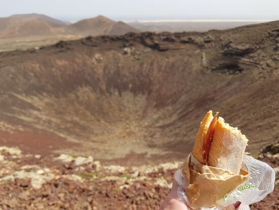 Frühstückspause am Rande des Kraters , bevor wir einmal um den Kraterrand herum spazieren