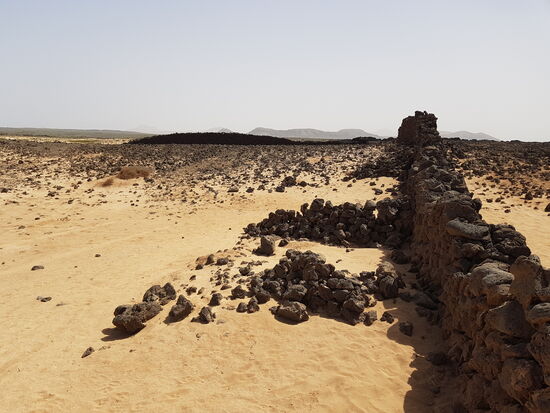 Hier sind im am Punta del Rincon—an dieser Steinmauer soll ein Geo-Cache liegen