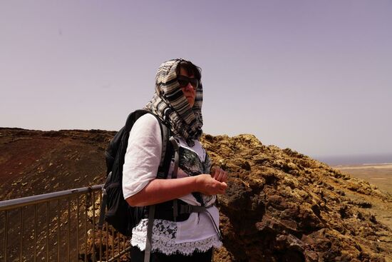 Wir gehen rundherum-an einer Stelle ist ein Geländer, von dort führt ein Steinweg wieder hinunter