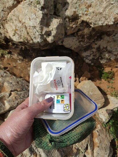 Hinter der Mauer bei den Statuen finden wir den ersten Cache