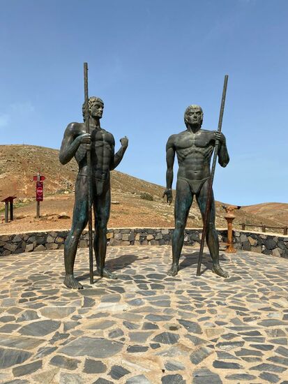 Inmitten der schönen Tallandschaft stehen diese beiden Königsstatuen