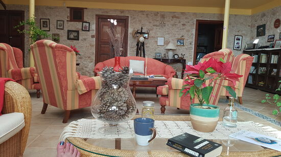 Hier beginne ich den Tag mit einem Kaffee. Es ist noch ruhig. Die Lehrer schlafen etwas länger