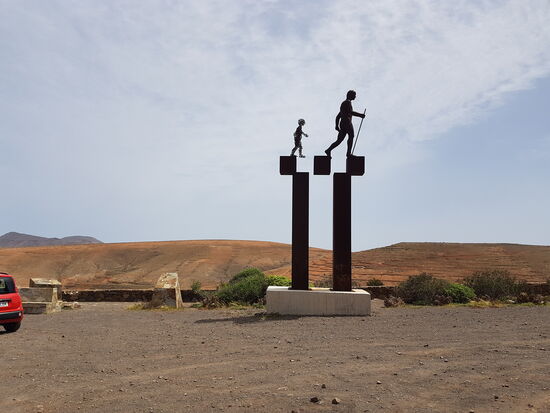 „No hay  monumento “  Statue von Vater und Kind —hier ist es furchtbar windig!