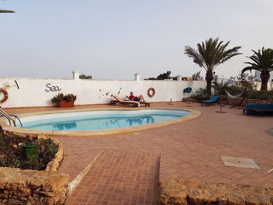 Am späten Nachmittag genießen wir den Pool in unserer Unterkunft...