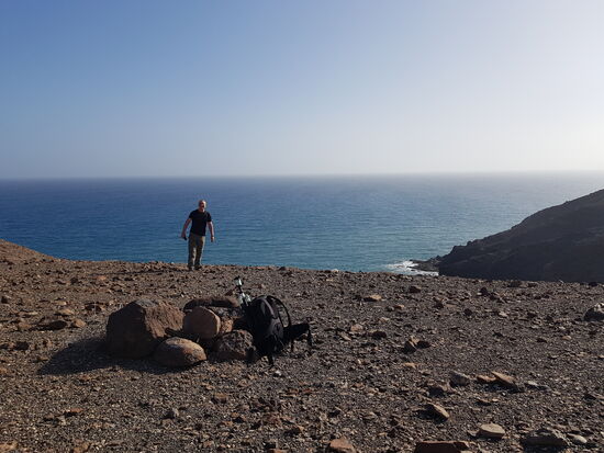 Da, unter dem Steinhaufen liegt der Cache—war sehr leicht zu finden!
