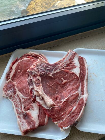 Thomas hat schöne große , je fast 1kg schwere Kalbkotelettes gekauft—die sollen unten auf den Grill