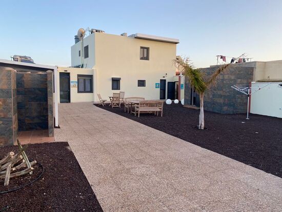 Dort hinten oben ist unser Apartment—der riesige Hof hier steht den 3 Apartments zur Verfügung